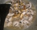 Foto langkah ke 5 dari resep Tumis Ayam Jamur Berkuah.