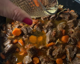 Foto del paso 3 de la receta: Guiso de ternera con patatas al vino blanco