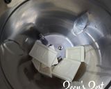 A picture of step 1 of Milkybar Milkshake.