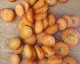 Foto langkah ke 1 dari resep Sayur Bening Katuk Wortel.