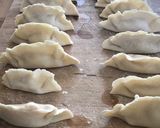 Foto del paso 5 de la receta: Gyozas caseras de nísperos y queso
