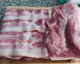 Foto del paso 3 de la receta: Lomo relleno de ciruelas, piñones, bacon, jamón York y queso