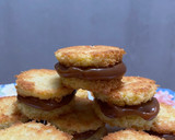 Foto del paso 4 de la receta: Alfajores de coco y dulce de leche