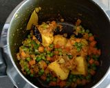 A picture of step 5 of "Vegetables Masala Khichdi".