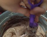 Foto langkah ke 4 dari resep Chocolate Cupcakes.