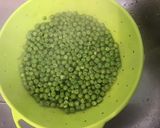 Une image de l'étape 2 de Salade de riz aux tomates, petits pois, haricots de mer et maquereaux.