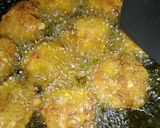 A picture of step 6 of Chana dal bhajiya.