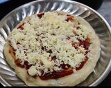 गव्हाच्या पिठाचा वेज पिझ्झा (veg pizza recipe in marathi) रेसिपी स्टेप 9 फोटो 
