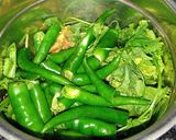 A picture of step 1 of Coriander Tomato Peanut Chutney.