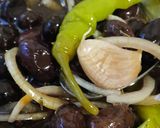 Foto del paso 5 de la receta: Olivas Negras aliñadas con Cebolla, Ajo y Guindilla