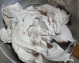 Foto del paso 7 de la receta: Torta rellena de chocolate decorada con chantilly de chocolate