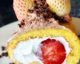 Foto del paso 6 de la receta: Brazo gitano de fresones blancos y rojos con nata y trufa