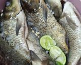 Foto langkah ke 1 dari resep Pepes ikan mas bungkus daun.