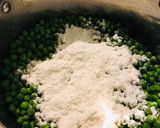 Zsenge zöldborsófőzelék lestyánnal recept fázis 2 fotója