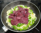 Foto del paso 3 de la receta: Higaditos encebollados con pimientos