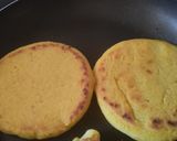 Foto del paso 2 de la receta: Hambur-arepa con aguacate🥙 cebolla caramelizada y mayomostaza ahumada🫓🍔