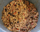 Foto del paso 3 de la receta: Pastel de papa con relleno de carne - con cebolla, morrón, aceituna, huevo duro y pasas de uva