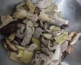 รูปขั้นตอนการทำที่ 3 ของ กระเพาะหมูผัดผักกาดดองเห็ดเข็มทอง