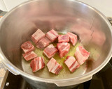 Foto del paso 2 de la receta: Costillas con garbanzos y longaniza fresca