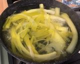 Une image de l'étape 4 de Nids de jeunes poireaux sauce cornichons oignons.