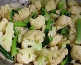 Foto langkah ke 6 dari resep Tumis kembang kol.