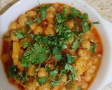 A picture of step 5 of Aloo chana masala.