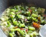 Foto langkah ke 5 dari resep Tumis pedas pare ular.