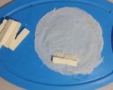 Foto langkah ke 2 dari resep Stick Keju Manis | Simple 3 Bahan Saja.