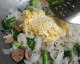 Foto langkah ke 4 dari resep Kwetiau goreng.