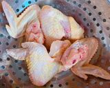 Hình bước làm 1 của món Cánh gà chiên mắm