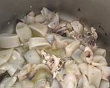 Foto del paso 2 de la receta Guiso de calamar y gambones, con patatas, cebolla y guisantes