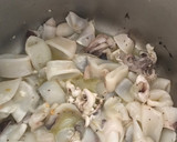 Foto del paso 2 de la receta: Guiso de calamar y gambones, con patatas, cebolla y guisantes
