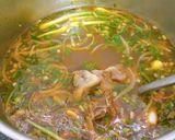 Hình bước làm 2 của món Bún Bò Huế (Bắp bò,sườn bò và chả lụa)