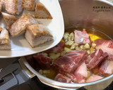 簡易版！無糖的甘甜啤酒燉芋頭排骨的食譜步驟4照片