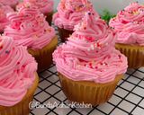 Foto langkah ke 6 dari resep Strawberry Cupcake.