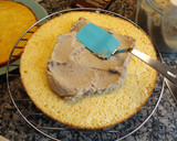 Foto del paso 4 de la receta: Bizcocho de castaña, relleno y con cubierta de chocolate blanco