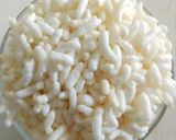 A picture of step 1 of Puffed rice upma.
