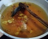 Foto langkah ke 2 dari resep Sup pindang ikan gabus bumbu iris.