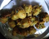 A picture of step 3 of Vegetable khichdi-mathi pakoda.