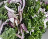 Foto del paso 3 de la receta: Ensalada de kale, cebolla morada y maní