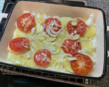 Foto del paso 1 de la receta: Gallo al horno con patatas, tomate y cebolla asados