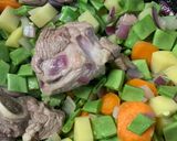 A picture of step 2 of Gjellë me bishtaja -Dish with green beans.