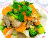 Hình bước làm 4 của món Thịt bò xào hành tây,bông cải xanh và cà rốt