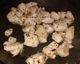 Foto del paso 2 de la receta: Fideos coditos con crema de verdeo y pollo 💜
