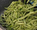 صورة لخطوة 2 من وصفة فاصوليا خضراء بزيت الزيتون وصفة نباتية 🌱