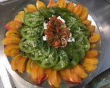Une image de l'étape 9 de Trio de tomates du jardin à la feta et laitue rouge.