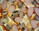 Foto langkah ke 5 dari resep Cheesy Mushroom Sausages Pizza.