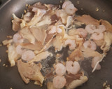 Foto del paso 3 de la receta: Revuelto de setas y gulas