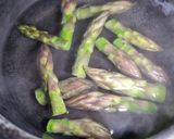 Foto del passaggio 2 della ricetta Risotto asparagi e gamberetti