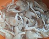 Hình bước làm 1 của món Nấm Bào Ngư Kho Sả (Chay)